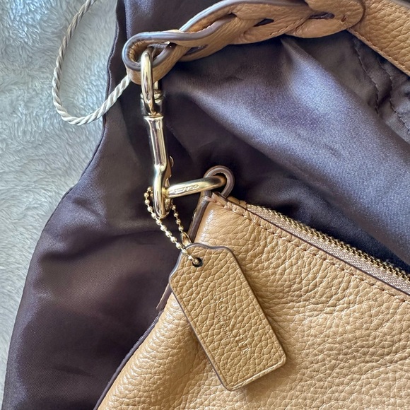 New Coach Tan Leather Shoulder Bag with Gold Hardware - Picture 9 of 15